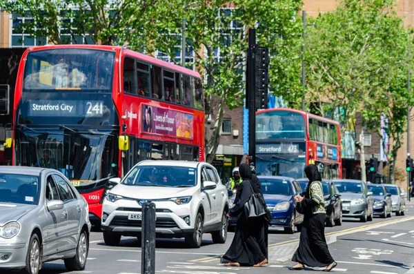 London, Storbritannien-21 maj 2019 röd dubbeldäckarbuss som kör ner — Stockfoto