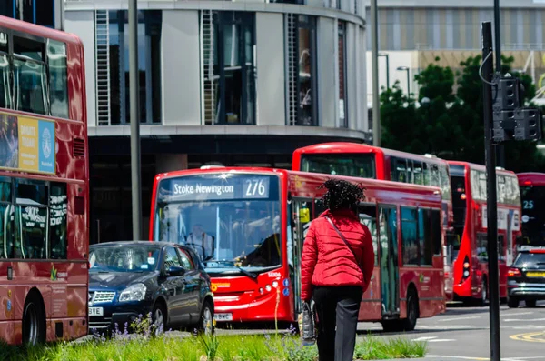 London, Storbritannien-21 maj 2019 röd dubbeldäckarbuss som kör ner — Stockfoto