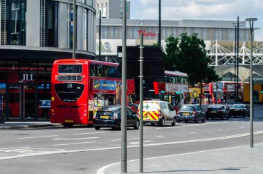 Londra, İngiltere - 21 Mayıs 2019 Kırmızı çift katlı otobüs aşağı sürüş