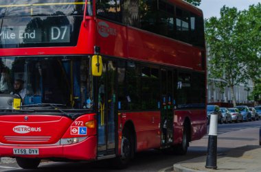 Londra, İngiltere - 22 Mayıs 2019 Kırmızı çift katlı otobüs aşağı sürüş