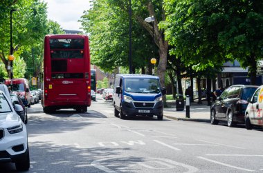 Londra, İngiltere - 22 Mayıs 2019 Kırmızı çift katlı otobüs aşağı sürüş