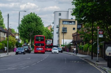 Londra, İngiltere - 22 Mayıs 2019 Kırmızı çift katlı otobüs aşağı sürüş