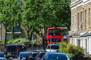 Londra, İngiltere - 22 Mayıs 2019 Kırmızı çift katlı otobüs aşağı sürüş