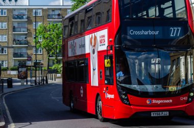 Londra, İngiltere - 22 Mayıs 2019 Kırmızı çift katlı otobüs aşağı sürüş
