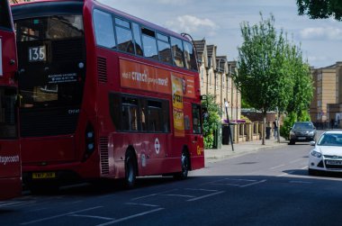 Londra, İngiltere - 22 Mayıs 2019 Kırmızı çift katlı otobüs aşağı sürüş