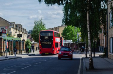 Londra, İngiltere - 22 Mayıs 2019 Kırmızı çift katlı otobüs aşağı sürüş