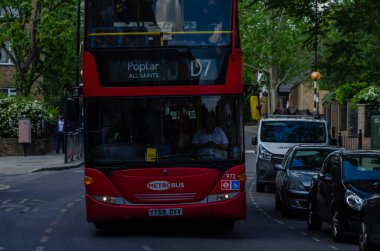 Londra, İngiltere - 22 Mayıs 2019 Kırmızı çift katlı otobüs aşağı sürüş