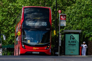 Londra, İngiltere - 22 Mayıs 2019 Kırmızı çift katlı otobüs aşağı sürüş