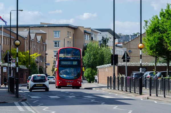 London, Storbritannien-22 maj 2019 röd dubbeldäckarbuss som kör ner — Stockfoto