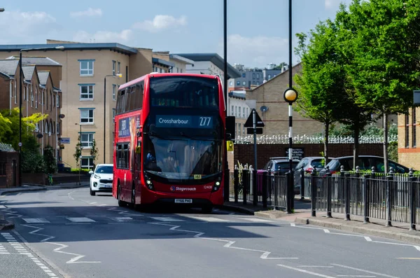 London, Storbritannien-22 maj 2019 röd dubbeldäckarbuss som kör ner — Stockfoto