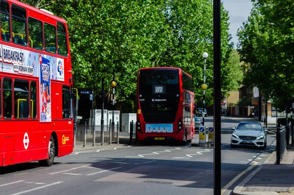 Londyn, Wielka Brytania-22 maja 2019 czerwony dwupiętrowy autobus jazdy w dół — Zdjęcie stockowe