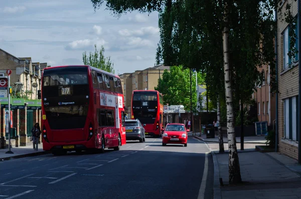 Londýn, Spojené království-22. května 2019 červený dvoupatrový autobus, který jezdí dolů po — Stock fotografie