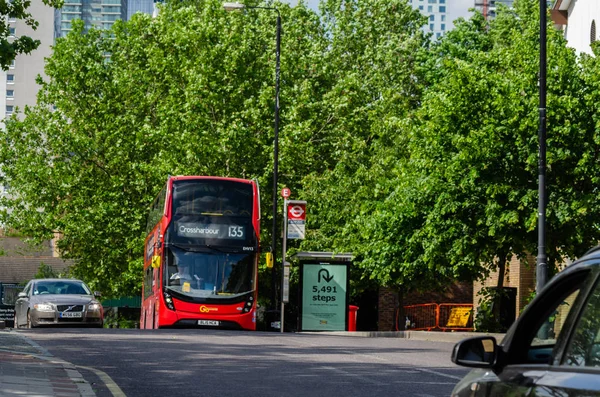 London, Storbritannien-22 maj 2019 röd dubbeldäckarbuss som kör ner — Stockfoto