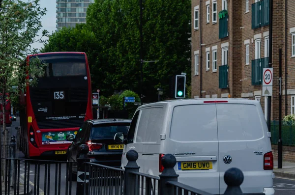 London, Storbritannien-22 maj 2019 röd dubbeldäckarbuss som kör ner — Stockfoto