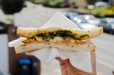 tikka baharattavuk göğsü, soğan bhaji ile servis, gevrek s