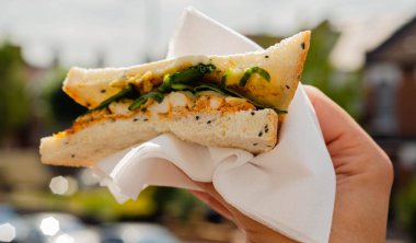 tikka baharattavuk göğsü, soğan bhaji ile servis, gevrek s