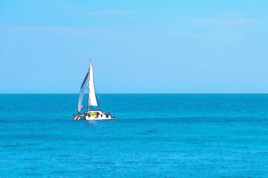 açık denizde akan yelkenli tekne, suluboya boyalı