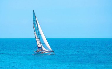 açık denizde akan yelkenli tekne, suluboya boyalı