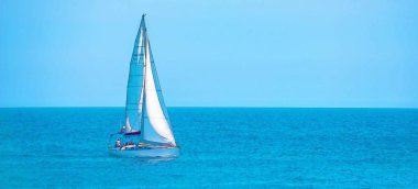 açık denizde akan yelkenli tekne, suluboya boyalı