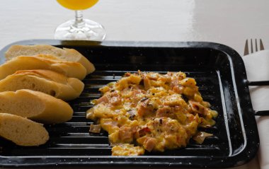 Çırpılmış yumurta portakal suyu ve taze baget ile servis