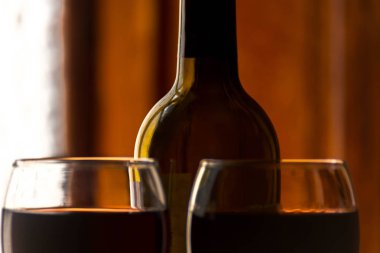 Bir şişe şarap ile bir şarap kadehinde kırmızı şarap, bir kutlama