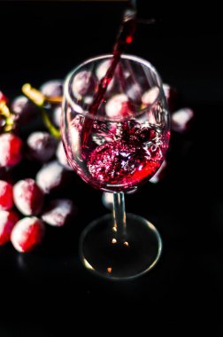 Bir bardağa kırmızı şarap dökmek, bir kadeh şarapla bir anı kutlamak, gurmeler için enfes likör