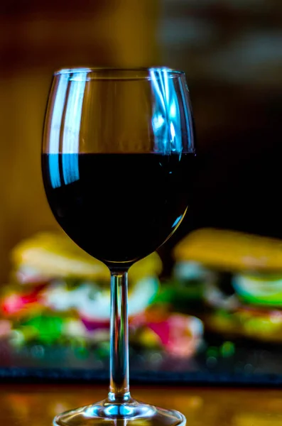 Красное вино в бокале вина, празднование момента с бокалом о — стоковое фото