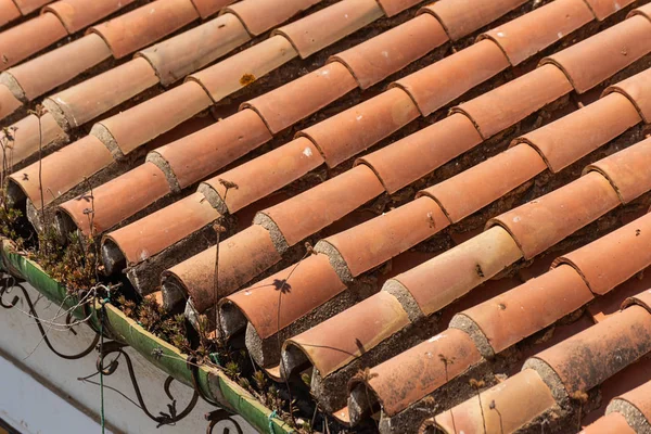 Traditionelle alte spanische Keramikdachziegel auf einem Gebäude, charac — Stockfoto