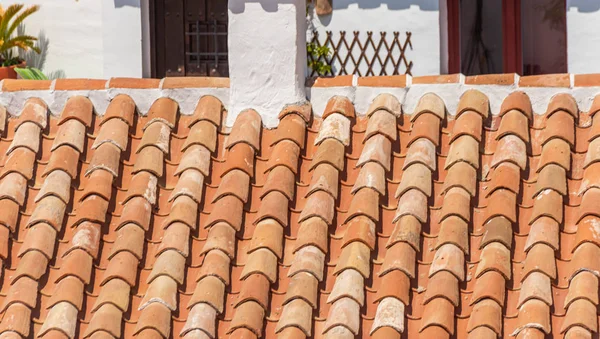 Telhas cerâmicas espanholas antigas tradicionais em um edifício, charac — Fotografia de Stock