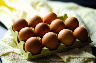 Taze çiğ yumurta th bir karton yumurta karton bir satır dizilmiş