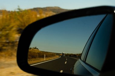 İspanya'da hızlı yolda araba aynasında görünümü, güzel arazi