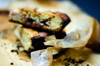 çilek marmelat ile doldurulmuş bir kırıntı kek üzerinde closeup