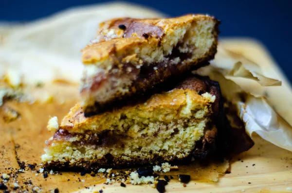 Close-up em um bolo de migalhas recheado com marmelada de morango — Fotografia de Stock