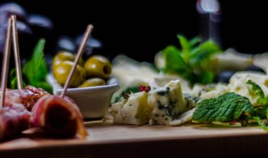 Ahşap tahta, peynir tahtası, lezzetli pasta farklı peynirler seti