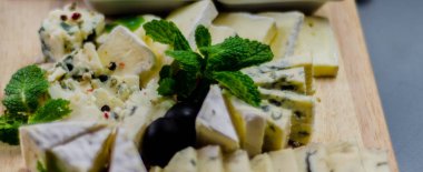 Ahşap tahta, peynir tahtası, lezzetli pasta farklı peynirler seti