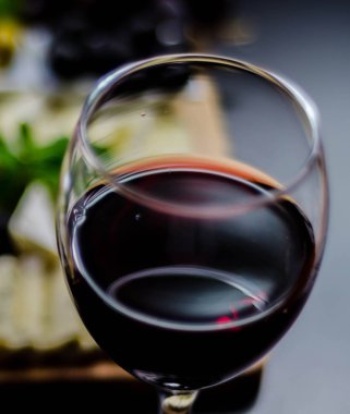 Kırmızı şarap ve ahşap bir tahta üzerinde farklı peynir seti, delicio