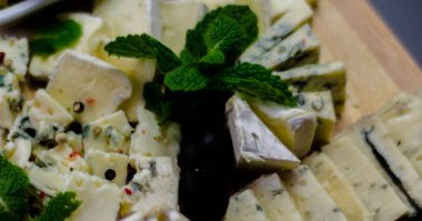 Ahşap tahta, peynir tahtası, lezzetli pasta farklı peynirler seti