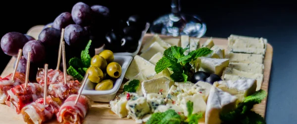 Ahşap tahta, peynir tahtası, lezzetli pasta farklı peynirler seti — Stok fotoğraf