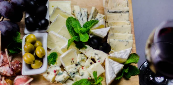 Ensemble de fromages différents sur un plateau en bois, plateau de fromage, charcuterie — Photo