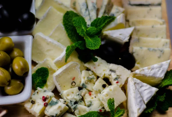 Ahşap tahta, peynir tahtası, lezzetli pasta farklı peynirler seti — Stok fotoğraf