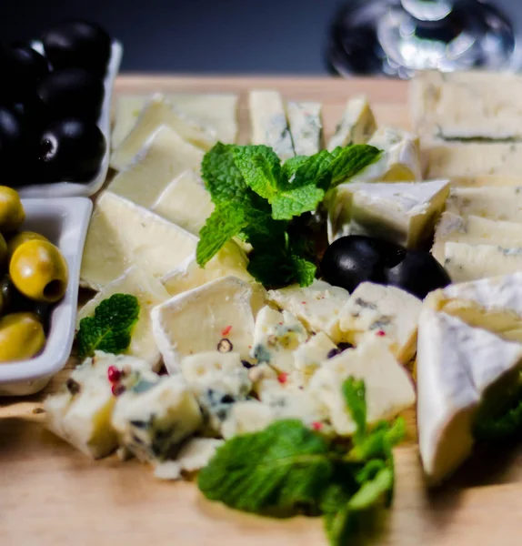 Ahşap tahta, peynir tahtası, lezzetli pasta farklı peynirler seti — Stok fotoğraf