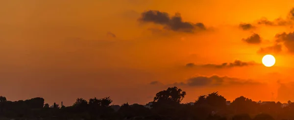 Vermelho e laranja dramáticas nuvens coloridas iluminadas pelo pôr do sol da noite li — Fotografia de Stock