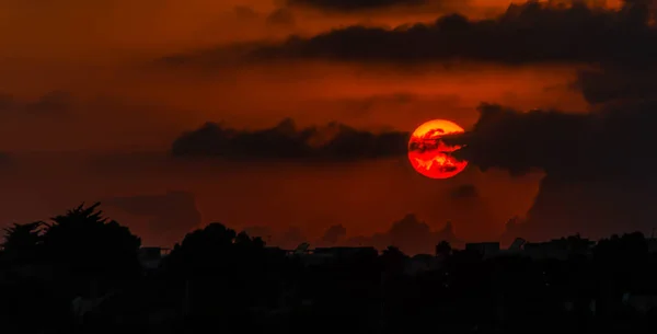 Rote und orange dramatische bunte Wolken beleuchtet durch Abend Sonnenuntergang li — Stockfoto