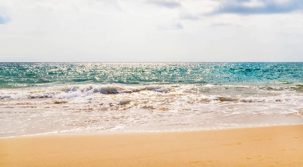 Primer plano del agua de mar que afecta a la arena en la playa, mar w — Foto de Stock