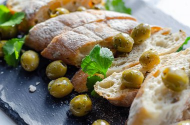 Zeytinle doldurulmuş baget, taze yeşil zeytin ve pa ile kesilmiş