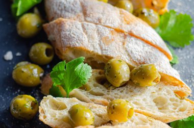 Zeytinle doldurulmuş baget, taze yeşil zeytin ve pa ile kesilmiş