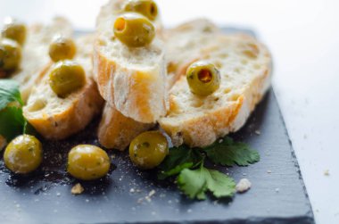 Zeytinle doldurulmuş baget, taze yeşil zeytin ve pa ile kesilmiş