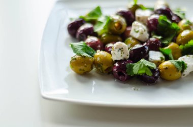 Yeşil ve siyah zeytinli taze Yunan salatası