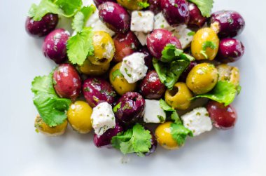 Yeşil ve siyah zeytinli taze Yunan salatası