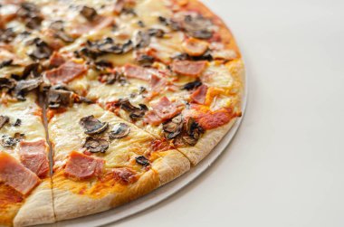 Jambon, mantar ve mozzarella ile taze pişmiş büyük pizza. 